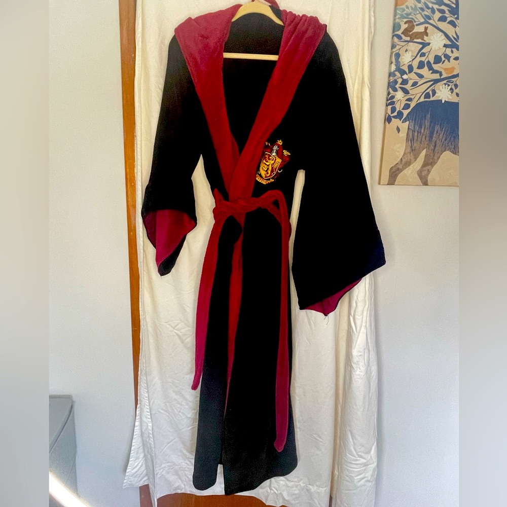 GRYFFINDOR ROBE- LIKE NEW